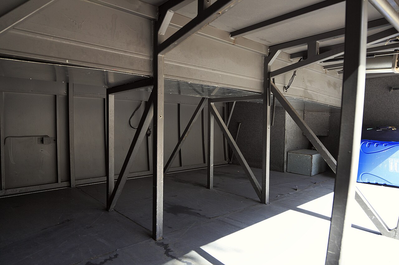 Underfloor luggage hold